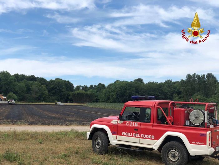 Fiamme nel campo a Gorla Maggiore: vicino c'era una ditta di pallet