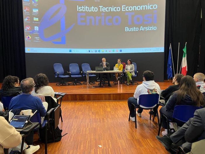 All'Ite Tosi, 450 studenti dialogano con Carlo Cottarelli. «Momento formativo efficace e pieno»