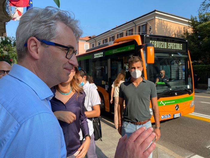 Domenica seconda giornata sul bus ibrido con il sindaco Galimberti Domenica seconda giornata sul bus ibrido con il sindaco Galimberti