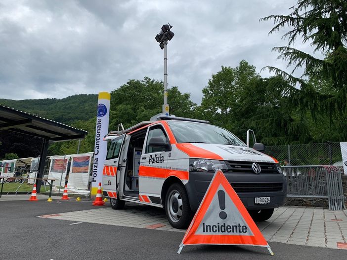 Canton Ticino, ventenne vola nella scarpata con l'auto: è grave