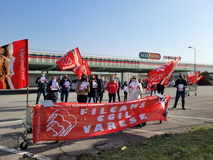 La protesta dei lavoratori con i sindacati sul Sempione La protesta dei lavoratori con i sindacati sul Sempione