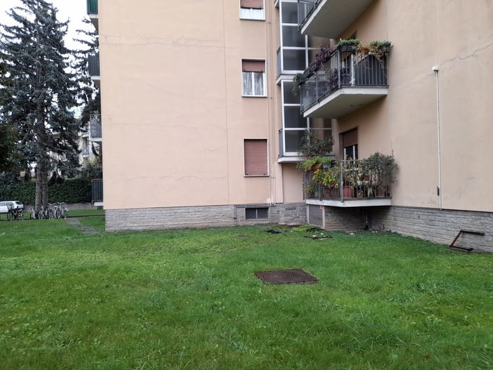 Il balcone dell'appartamento andato a fuoco Il balcone dell'appartamento andato a fuoco