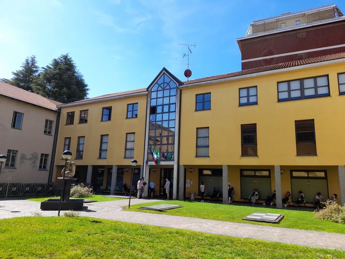 L'ala "nuova" di palazzo Broletto, via Cavour