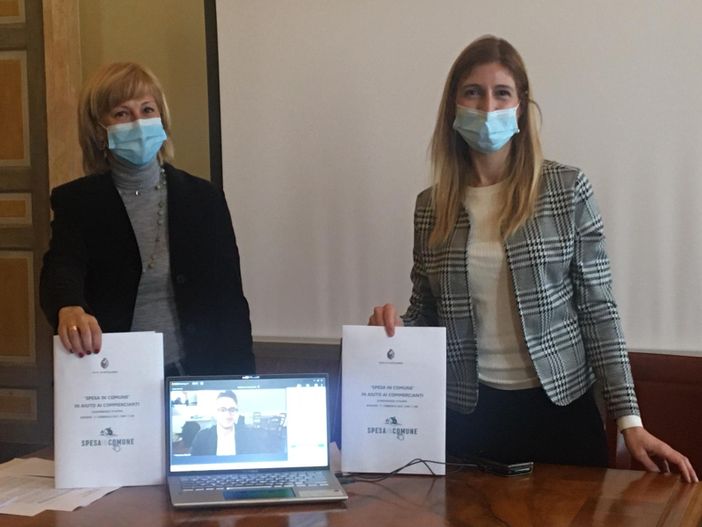 Il sindaco Mirella Cerini e la consigliera Lisa Letruria al lancio della piattaforma Spesa in comune Il sindaco Mirella Cerini e la consigliera Lisa Letruria al lancio della piattaforma Spesa in comune