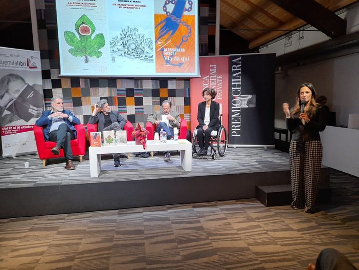 I finalisti del Chiara con Robertino Ghiringhelli e Claudia Mazzetti I finalisti del Chiara con Robertino Ghiringhelli e Claudia Mazzetti