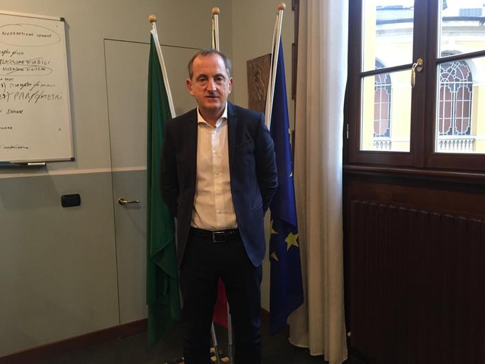 Il sindaco Emanuele Antonelli si rivolge ai genitori dei ragazzi di Busto