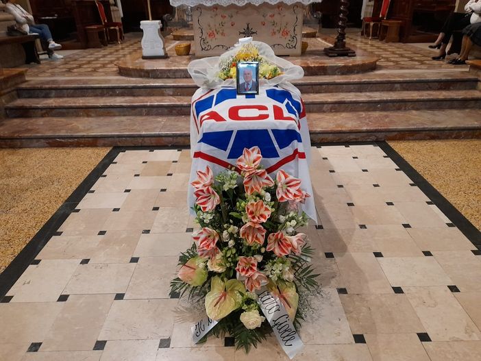 La bandiera delle Acli accompagna Dario Terreni nel suo ultimo viaggio