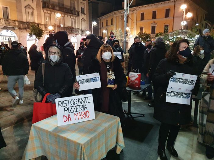 I commercianti in piazza a Busto Arsizio: Anna Nedalini ha portato con sè la statua della Madonna dell'Aiuto I commercianti in piazza a Busto Arsizio: Anna Nedalini ha portato con sè la statua della Madonna dell'Aiuto