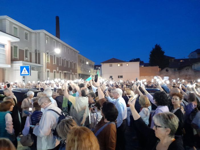 La manifestazione dell'8 giugno in via Pastori, davanti all'ingresso del Sant'Antonio Abate