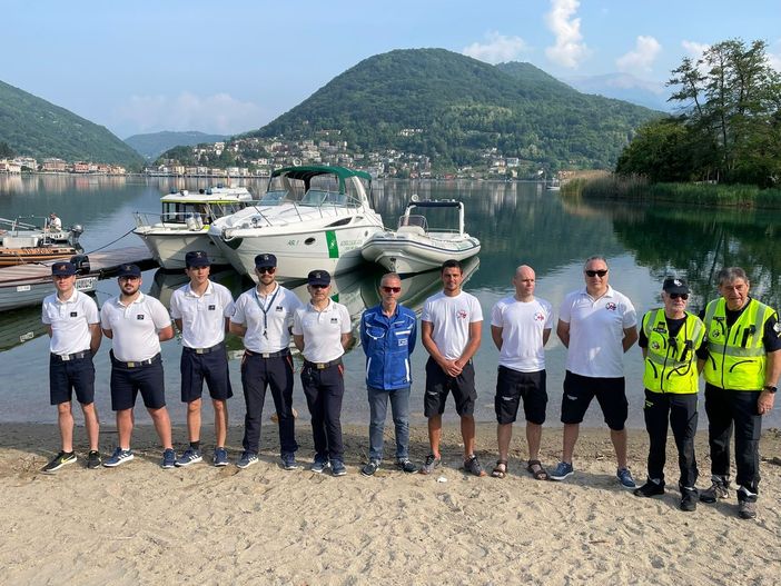 Via i rifiuti dal Ceresio: con "PuliAMO il lago" i volontari recuperano dai fondali i materiali abbandonati