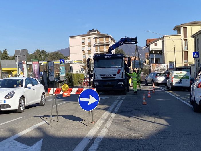 FOTO. Una nuova isola salva pedoni in viale Borri davanti al vecchio ingresso del Circolo