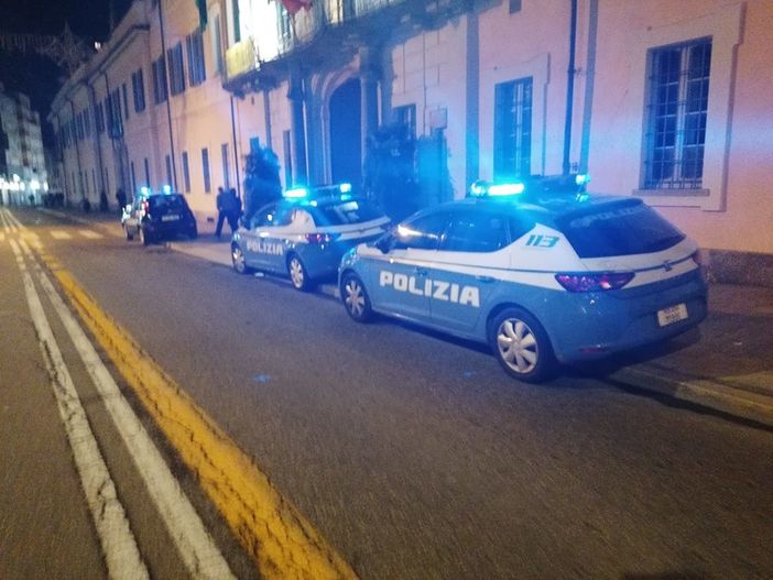 Le auto della polizia davanti a Palazzo Estense la sera del 4 novembre 2019 Le auto della polizia davanti a Palazzo Estense la sera del 4 novembre 2019