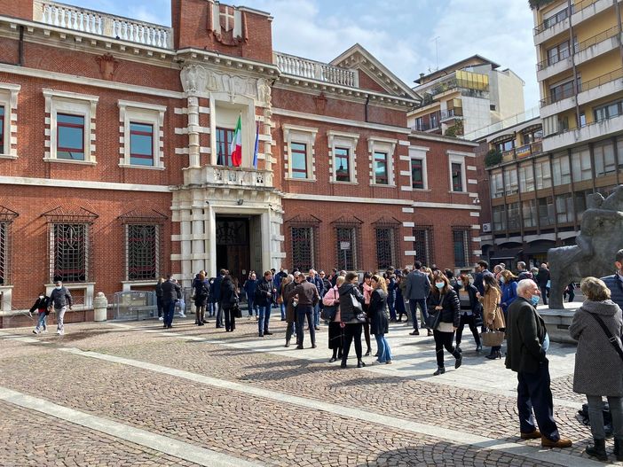 VIDEO. Allarme bomba in tribunale a Varese: evacuato l'edificio