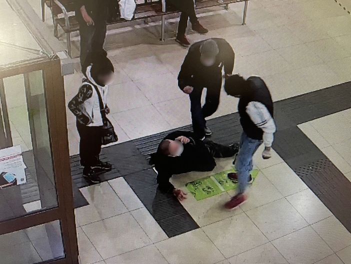 Una delle aggressioni ripresa dalle telecamere