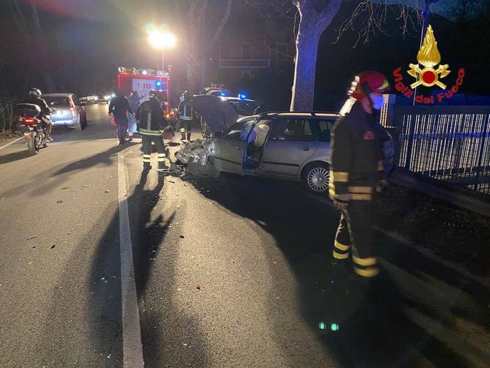 Perde il controllo dell'auto e si schianta contro gli alberi: un ferito sulla statale 394 Perde il controllo dell'auto e si schianta contro gli alberi: un ferito sulla statale 394