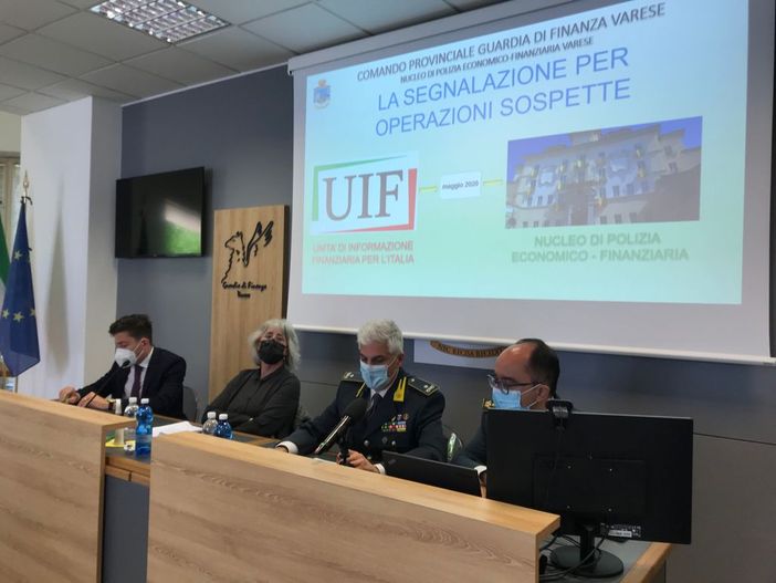 La conferenza stampa di stamani a Varese. Da sinistra: il sostituto procuratore Dalla Palma, il procuratore capo Borgonovo, il generale Lainati e il comandante Sebaste La conferenza stampa di stamani a Varese. Da sinistra: il sostituto procuratore Dalla Palma, il procuratore capo Borgonovo, il generale Lainati e il comandante Sebaste