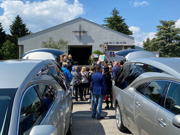 «Chi gioca con la vita delle persone apre ferite. Che una carezza scenda dal cielo su chi resta»