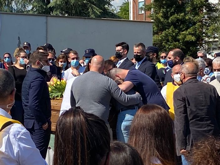 VIDEO. Quel lungo interminabile abbraccio delle famiglie rotto solo dalle lacrime e da centinaia di applausi VIDEO. Quel lungo interminabile abbraccio delle famiglie rotto solo dalle lacrime e da centinaia di applausi