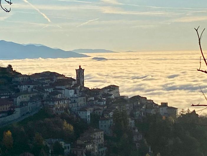 La foto di Aldo Pagani immortala un Sacro Monte che "galleggia" sopra la nebbia di Varese