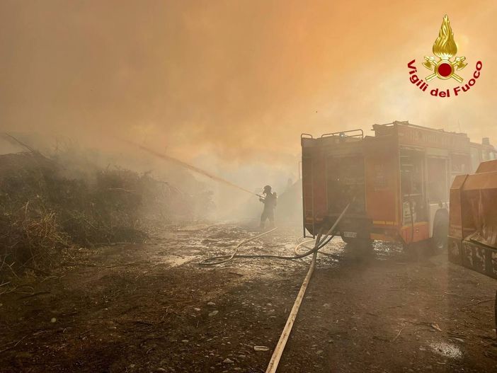 FOTO. Sesto Calende, incendio all'alba: a fuoco azienda di scarti vegetali. Monitorate alcune abitazioni per il fumo FOTO. Sesto Calende, incendio all'alba: a fuoco azienda di scarti vegetali. Monitorate alcune abitazioni per il fumo