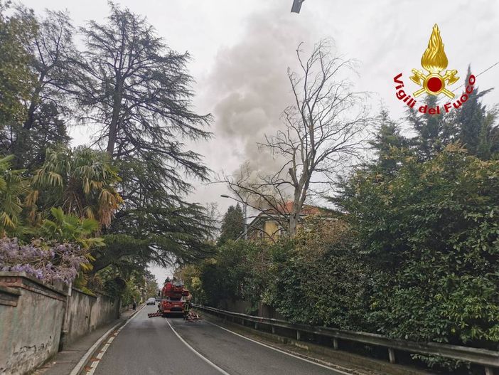 Edificio in fiamme lungo la statale 394 a Gavirate: in azione i vigili del fuoco Edificio in fiamme lungo la statale 394 a Gavirate: in azione i vigili del fuoco