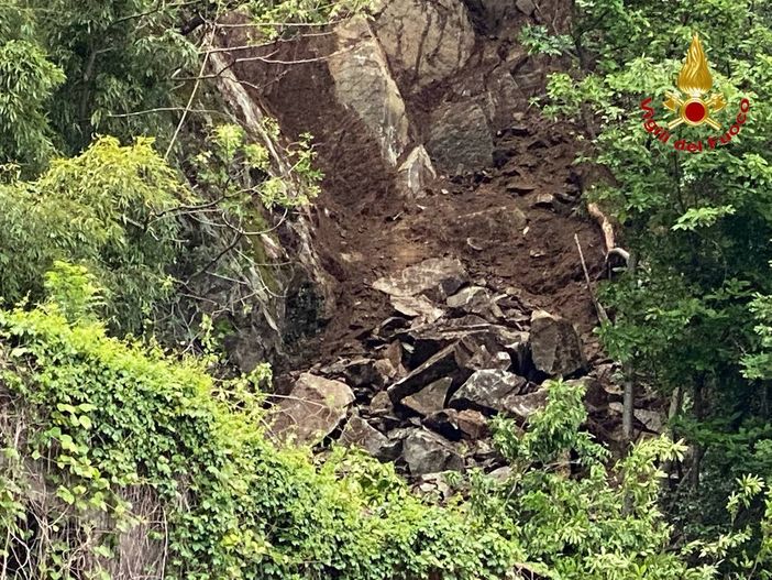 Frana sulla statale 394 a Luino: massi sulla carreggiata, la strada resta chiusa Frana sulla statale 394 a Luino: massi sulla carreggiata, la strada resta chiusa