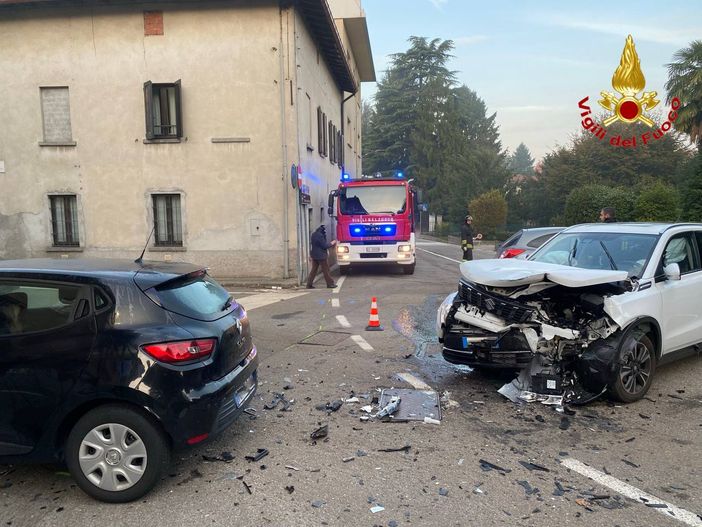 Schianto tra auto a Travedona Monate: due persone ferite Schianto tra auto a Travedona Monate: due persone ferite