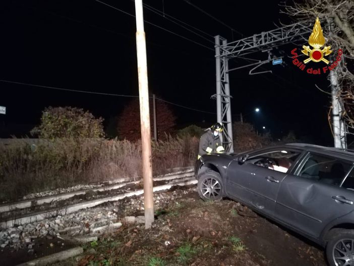 Leggiuno, auto finisce fuori strada e vola su binari: traffico ferroviario interrotto Leggiuno, auto finisce fuori strada e vola su binari: traffico ferroviario interrotto