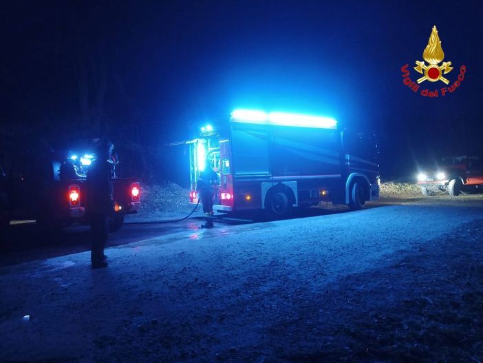 Ancora fiamme nei nostri boschi: vigili del fuoco in azione tra Cantello e il Comasco