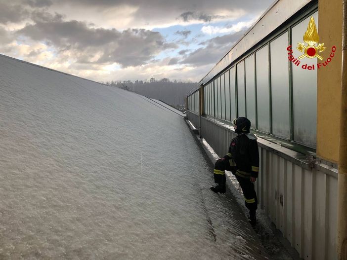 Lozza, la grandine intasa gli scarichi: struttura sportiva allagata