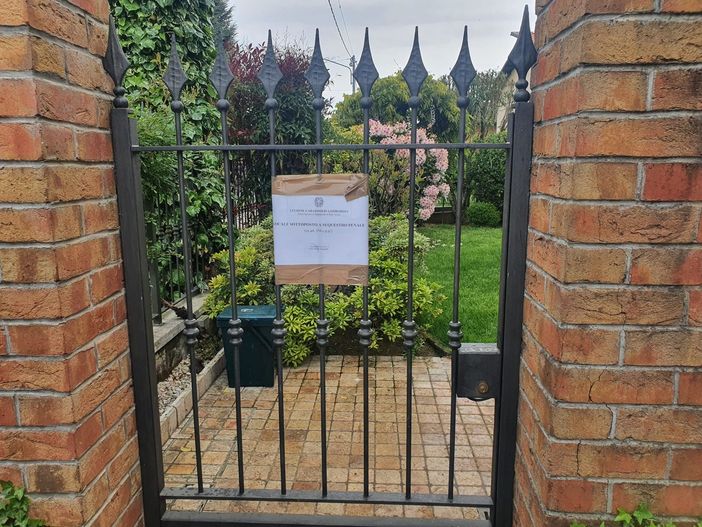 L'ingresso della villetta di via Torino dove è avvenuto il duplice omicidio L'ingresso della villetta di via Torino dove è avvenuto il duplice omicidio