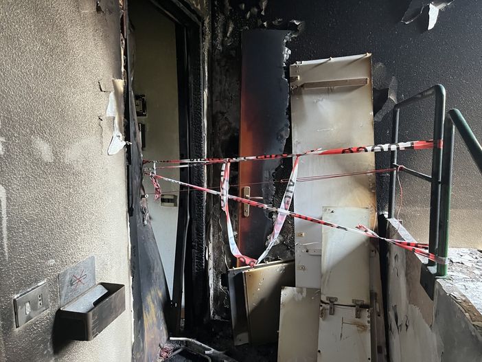 L'appartamento dove è divampato l'incendio, altre tracce dei danni e alcuni vicini: Anna e Jasmi, poi Antonio