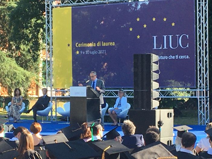 Un'immagine che emoziona: gli studenti schierati in attesa di ricevere il diploma di laurea alla Liuc