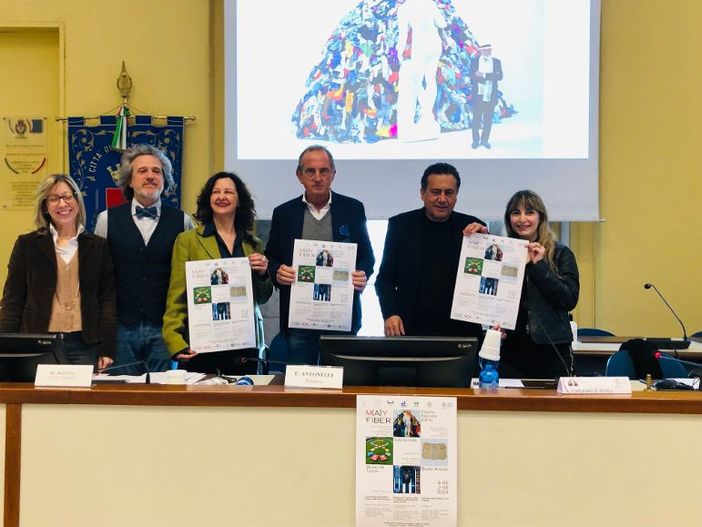 Nella foto sotto, la vicesindaco Maffioli con il maestro Pistoletto in occasione di un evento del Fuori Salone del Mobile