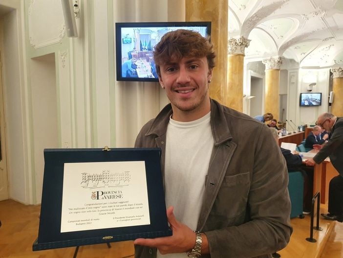 Martinenghi durante la consegna della targa celebrativa in Provincia nel 2022