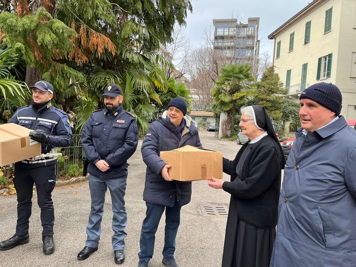 Donate trentamila mascherine alla mensa di via Bernardino Luini