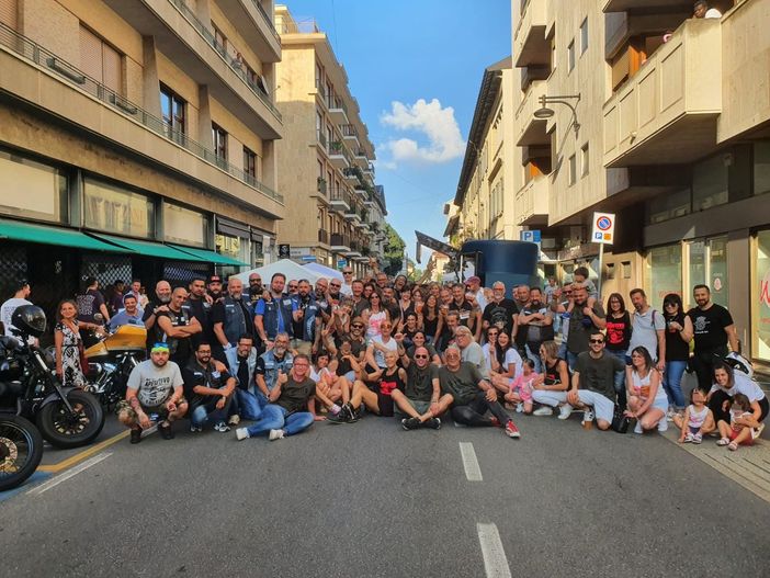 La solidarietà su due ruote del Motoaperitivo conquista ancora Busto: «Tanti biker e famiglie, è bellissimo»