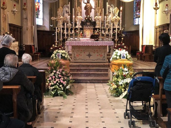 Le esequie dei coniugi di Crenna: «Siamo attoniti, increduli, non riusciamo a rassegnarci»