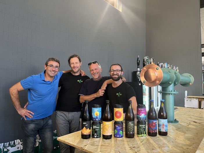 FOTO E VIDEO. Un orso che è diventato maggiorenne: tutti pazzi per la birra made in Busto