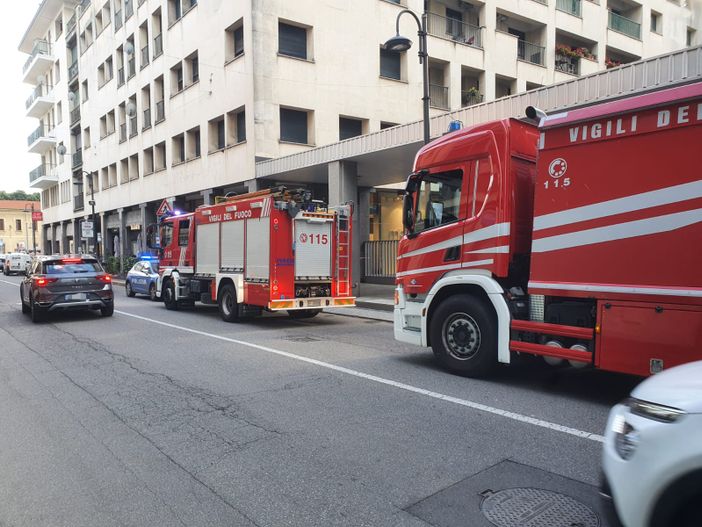 Busto tre “botti” in pieno centro. Ma è solo un guasto a una cabina elettrica Busto tre “botti” in pieno centro. Ma è solo un guasto a una cabina elettrica