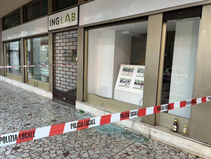 Vetrina del negozio sfondata a Gallarate, parla il titolare: «Situazione drammatica, facciamo segnalazioni ogni sera»