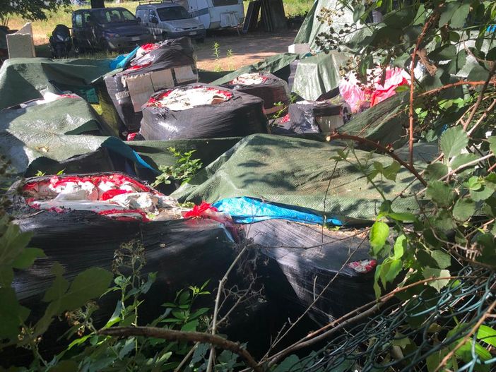 FOTO. Zona industriale, un rifiuto tira l'altro. Ma i volontari sono più forti