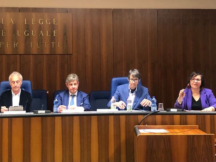 VIDEO. I nervi scoperti della giustizia italiana (test psicoattitudinali compresi). E i bustocchi accorrono VIDEO. I nervi scoperti della giustizia italiana (test psicoattitudinali compresi). E i bustocchi accorrono