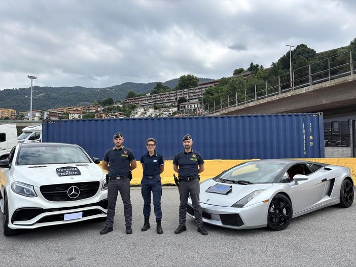 Le auto sequestrate al confine con la Svizzera Le auto sequestrate al confine con la Svizzera