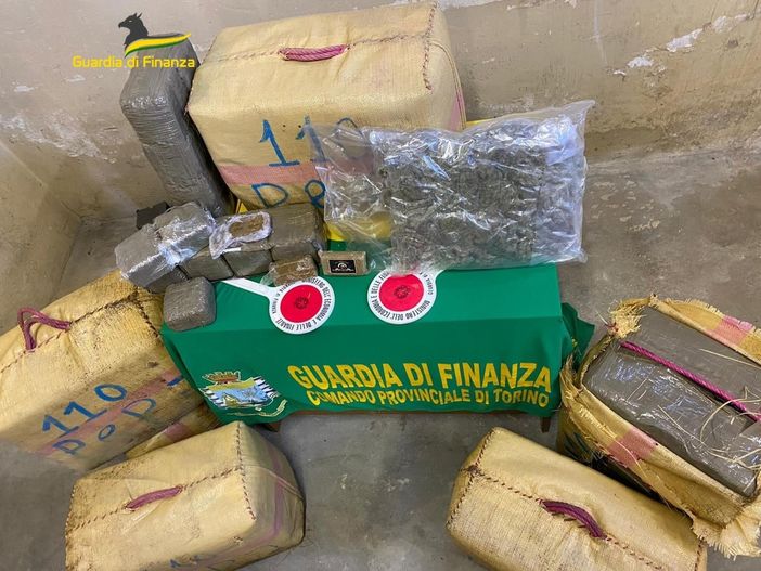 Traffico di droga, la Finanza di Torino arresta 13 persone e ne sequestra 800 chili. La banda aveva ramificazioni anche nel Varesotto
