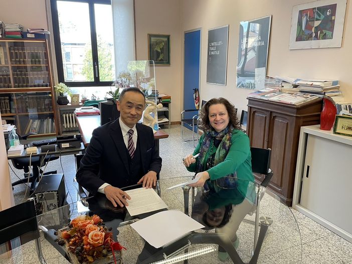 La firma dell'accordo tra i dirigenti Cristina Boracchi e Ken Watanabe La firma dell'accordo tra i dirigenti Cristina Boracchi e Ken Watanabe