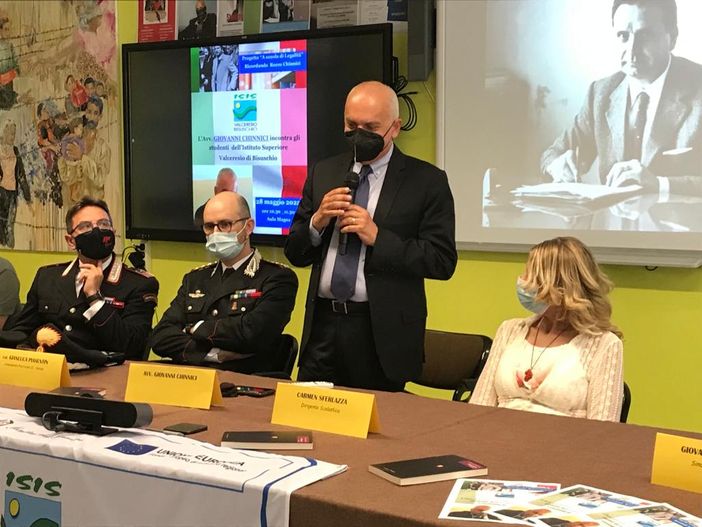 VIDEO E FOTO Giovanni Chinnici incontra gli studenti dell’Isis Valceresio: «Spiegare ai ragazzi la mafia, così che sviluppino gli anticorpi sociali»