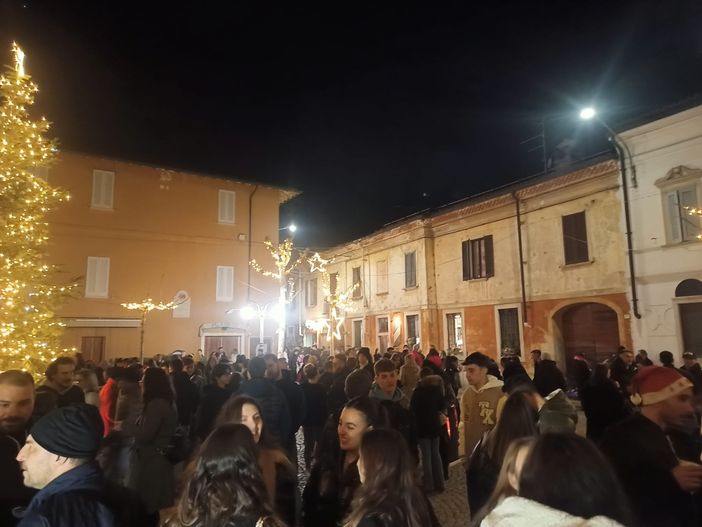 Tra cori e campane, Viggiù accende il suo Natale. E arrivano anche i mercatini