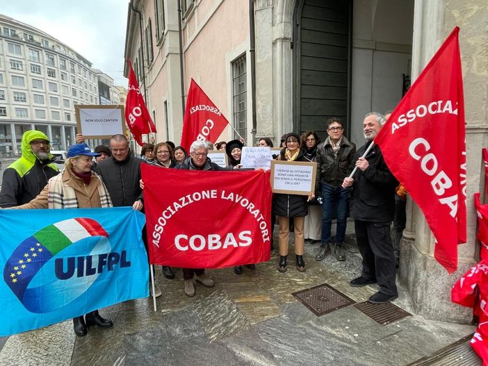 Sciopero e protesta dei lavoratori degli sportelli comunale fuori da Palazzo Estense Sciopero e protesta dei lavoratori degli sportelli comunale fuori da Palazzo Estense