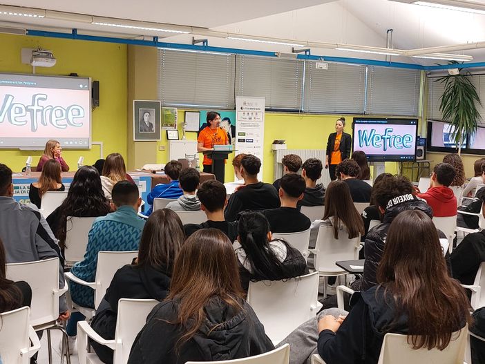 Diego Capezzone e Angela Iantosca hanno incontrato stamattina gli alunni dell'ISIS Valceresio Diego Capezzone e Angela Iantosca hanno incontrato stamattina gli alunni dell'ISIS Valceresio